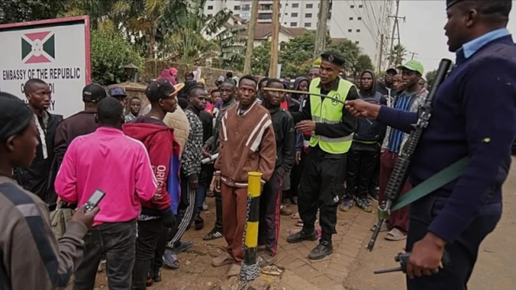Un policier kenyan gère de ressortissants burundais devant l'ambassade du Burundi, à Nairobi, au Kenya, le 8 septembre 2026 | Photo: AP