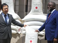 Togo: Pendant que des tonnes de riz Kovié pourrissent dans les magasins, le gouvernement commercialise du riz japonais Le ministre de l’Agriculture, de la Pêche, des Ressources Animales et de la Souveraineté Alimentaire Antoine Lekpa Gbegbeni, et l’ambassadeur du Japon au Togo, Gomakubo Junji | Photo: DR