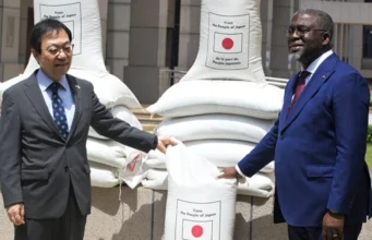 Togo: Pendant que des tonnes de riz Kovié pourrissent dans les magasins, le gouvernement commercialise du riz japonais Le ministre de l’Agriculture, de la Pêche, des Ressources Animales et de la Souveraineté Alimentaire Antoine Lekpa Gbegbeni, et l’ambassadeur du Japon au Togo, Gomakubo Junji | Photo: DR
