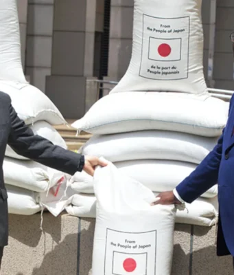 Togo: Pendant que des tonnes de riz Kovié pourrissent dans les magasins, le gouvernement commercialise du riz japonais Le ministre de l’Agriculture, de la Pêche, des Ressources Animales et de la Souveraineté Alimentaire Antoine Lekpa Gbegbeni, et l’ambassadeur du Japon au Togo, Gomakubo Junji | Photo: DR