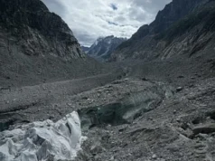 Changement Climatique: Plus de 12000 milliards de Tonnes de Glace perdues… Des bâches recouvrent la grotte de glace du glacier de la « Mer de Glace » pour empêcher sa fonte, à la station de Montenvers à Chamonix, en France, samedi 5 septembre 2026 | Photo: AP