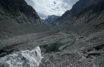 Changement Climatique: Plus de 12000 milliards de Tonnes de Glace perdues… Des bâches recouvrent la grotte de glace du glacier de la « Mer de Glace » pour empêcher sa fonte, à la station de Montenvers à Chamonix, en France, samedi 5 septembre 2026 | Photo: AP