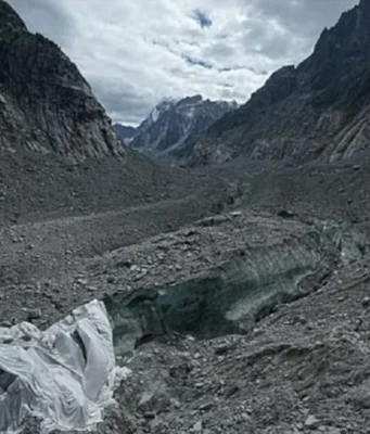 Changement Climatique: Plus de 12000 milliards de Tonnes de Glace perdues… Des bâches recouvrent la grotte de glace du glacier de la « Mer de Glace » pour empêcher sa fonte, à la station de Montenvers à Chamonix, en France, samedi 5 septembre 2026 | Photo: AP