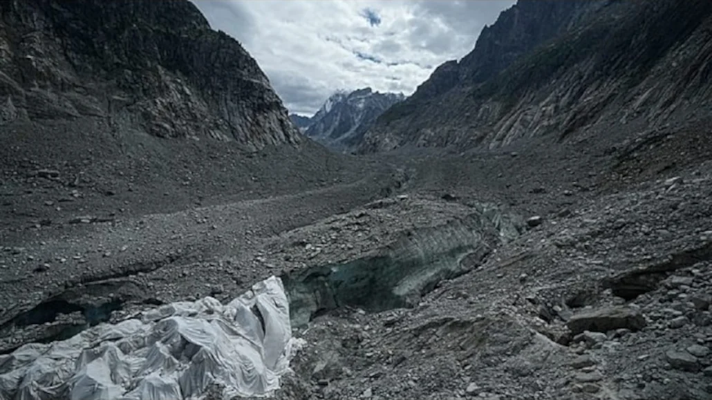 Des bâches recouvrent la grotte de glace du glacier de la « Mer de Glace » pour empêcher sa fonte, à la station de Montenvers à Chamonix, en France, samedi 5 septembre 2026 | Photo: AP
