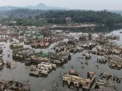 Climat: Menace d’un phénomène El Niño « inédit », selon les experts Des maisons longtemps submergées sont désormais visibles après qu'une sécheresse prolongée à Lebak, en Indonésie, le vendredi 31 juillet 2026 | Photo: AP