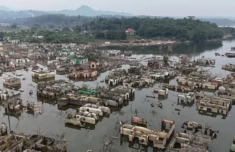 Climat: Menace d’un phénomène El Niño « inédit », selon les experts Des maisons longtemps submergées sont désormais visibles après qu'une sécheresse prolongée à Lebak, en Indonésie, le vendredi 31 juillet 2026 | Photo: AP