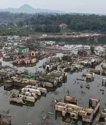 Climat: Menace d’un phénomène El Niño « inédit », selon les experts Des maisons longtemps submergées sont désormais visibles après qu'une sécheresse prolongée à Lebak, en Indonésie, le vendredi 31 juillet 2026 | Photo: AP