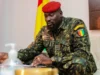 Guinée: Cinq ans de Doumbouya et une « machine répressive affamée » La disparition forcée du magistrat Algassimou Diallo, filmé début septembre dans une prison en Guinée forestière, est un épisode de plus dans la dérive du régime de l’ancien légionnaire français, auteur d’un putsch en 2021. « Algassimou Diallo, détenu à la prison civile de Macenta. » L’homme qui ânonne son nom face caméra, tenue rouge et doigts gigotants, avant de poser droit comme un « I » entre deux lits superposés métalliques, est un magistrat renommé en Guinée. Algassimou Diallo était le procureur du procès du massacre du 28 septembre 2009, très médiatisé. Avant sa déchéance éclair – brutale, serait-on tenté d’écrire –, il avait été affecté à la Cour suprême de Guinée en tant qu’avocat général. Qu’a-t-il fait ? Les accusations portées contre lui, « provocation à la discrimination, à la haine ou à la violence pour discrimination » et « association de malfaiteurs », reposent sur un audio, présenté comme un échange entre le magistrat et l’opposant en exil Cellou Dalein Diallo, prétendument hostile au pouvoir. Malgré les dénégations de ce dernier, qui crie à la fabrication de preuve, Algassimou Diallo a été révoqué illico de ses fonctions par le Conseil supérieur de la magistrature fin août, puis incarcéré à la maison centrale de Coyah, non loin de Conakry. Le 5 septembre, alors que Mamadi Doumbouya se targuait, à l’occasion du 5e anniversaire de son putsch, d’avoir fait du « vivre-ensemble » une « réalité », en référence au recul du « poison » de l’ethnocentrisme, le magistrat était transféré, yeux bandés, dans une prison en Guinée forestière, distante de 700 km. La vidéo du détenu, diffusée au journal de la télévision publique, la RTG, était censée rassurer ses proches, ses collègues et ses avocats, restés sans nouvelles durant plusieurs heures. Plusieurs heures d’inquiétude au cours desquelles ils n’ont pu s’empêcher d’envisager une énième disparition forcée perpétrée par le régime. Des dizaines d’individus en ont été victimes depuis que Mamadi Doumbouya est aux affaires. L’organisation Tournons la page Guinée (TLP-Guinée) a pu documenter trente-cinq cas, et a lancé le 6 août la plateforme memoireguinee.org, en vue de collecter et de vérifier de nouveaux témoignages. La peur du kidnapping par les commandos du pouvoir a été ravivée de façon tragique dans le pays le 24 août. Un charnier contenant six corps, yeux bandés et mains ligotées, a été découvert par des villageois, près de la préfecture de Forecariah. Et à moins de 10 kilomètres d’un camp des forces spéciales, le corps de Mamadi Doumbouya. Kouma Média, composé de journalistes guinéens en exil, avait révélé en mai que le camp abritait un lieu de détention et de torture illégal, réservé aux « enlevés ». Les corps exhumés de ce charnier auraient pu faire l’objet d’« exécutions extrajudiciaires, sommaires ou arbitraires », ont alerté, quant à elles, le 30 août, une vingtaine d’organisations de la société civile africaines. Les autorités ont annoncé une enquête. Mais aucun résultat d’autopsie n’a été rendu public, pas plus que l’identité des individus gisant sous terre. « Qu’il s’agisse de l’incendie du dépôt de carburant de Conakry en décembre 2023, de l’usage excessif de la force dans un stade qui a causé la mort de plus de 140 personnes à N’Zérékoré en décembre 2024, des disparitions forcées, on n’a jamais vu de bilan, de rapport public et encore moins de mesures prises pour que les auteurs répondent de leurs responsabilités », déplore Abdoul Sacko, coordinateur du Forum des forces spéciales de Guinée (FFSG), l’un des très rares « relâchés » après avoir été enlevés puis torturés. Il est actuellement en exil. Ces événements jalonnent le contre-récit des cinq années de pouvoir de Mamadi Doumbouya. Un « mandat » au cours duquel les droits et libertés sont décidément étouffés, méprisés, enterrés, sur fond de musellement de la presse et de dissolution des partis politiques. Concomitamment à l’arrestation d’Algassimou Diallo et à la découverte de cette fosse commune, un autre drame a secoué la Guinée. Dans la nuit du 22 au 23 août, la décharge publique de Dar es-Salam, à deux pas de l’aéroport international de Conakry, s’est effondrée, causant la mort de trente-six personnes. L’événement est survenu le jour de la fermeture programmée du site, dans la cadre d’un projet financé à hauteur de 70 millions d’euros par l’Union européenne et l’Agence française de développement, et prévoyant notamment la construction d’un Centre d’enfouissement moderne, relève le FFSG dans un communiqué. Pourtant, la veille au soir, un bulldozer juché au sommet de la montagne de déchets s’activait encore pour tasser de nouvelles ordures. Ce projet aurait été ralenti et négligé par les autorités, peut-être parce qu’il n’était pas assez rentable à court terme, avance Abdoul Sacko. « Pire, » poursuit-il, le chef de l’État s’est rendu sur les lieux du drame sans aller au chevet des familles de victimes, des blessés, ou des sans-abris. Des opérations de déguerpissement sans processus de relocalisation ont été rapidement conduites dans la foulée. Comme si on ajoutait de la douleur à la douleur, sans tenir compte, à aucun moment, de la vulnérabilité des populations ». Dans son post du 5 septembre sur sa page Facebook, Mamadi Doumbouya n’a rendu hommage qu’aux militaires tombés lors du coup d’État du 5 septembre 2021, en refusant que « la République de Guinée continue de s’abîmer ». Il a par ailleurs, comme à son habitude, évoqué les promesses de Simandou, en référence à l’un des plus grands gisements de fer du monde, dont le minerai est exploité et exporté depuis le mois de janvier. Simandou 2040, censé transformer la richesse minérale en manne pour le développement économique de la Guinée, demeure à ce jour nimbé d’opacité. Aucun programme n’a été publié. La brutalité de la gouvernance de l’ancien légionnaire français, en revanche, est bien concrète. Selon Abdoul Sacko, le cas Algassimou Diallo témoigne d’un énième serrage de vis et envoie le message suivant : « plus personne n’est à l’abri ». « Quand elle aura fini de neutraliser tous les contre-pouvoirs, la machine répressive se tournera vers d’autres acteurs. C’est une machine qui ne peut pas rester sans nourriture, elle est affamée ». TLP-Guinée, de son côté, a dénoncé le 7 septembre dans un communiqué l’irrégularité de la procédure de transfert d’Algassimou Diallo. Et d’alerter : « Tant qu’il n’aura pas été présenté à son juge, à Conakry, en présence de ses avocats et familles, nous considérerons que sa vie est en danger. » A.F. Source: AfriqueXXI.info