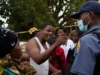 Afrique du Sud: Violences en marge d’une manifestation anti-migrants à Durban Un ressortissant malawien parle avec un policier à Durban, en Afrique du Sud, le 17 juin 2026 | Photo: AP