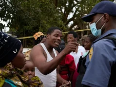 Afrique du Sud: Violences en marge d’une manifestation anti-migrants à Durban Un ressortissant malawien parle avec un policier à Durban, en Afrique du Sud, le 17 juin 2026 | Photo: AP