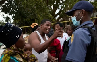 Afrique du Sud: Violences en marge d’une manifestation anti-migrants à Durban Un ressortissant malawien parle avec un policier à Durban, en Afrique du Sud, le 17 juin 2026 | Photo: AP