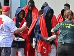 MSF: 1046 migrants secourus en une semaine sur la route des Canaries Des migrants reçoivent des couvertures au port de La Restinga, sur l'île canarienne d'El Hierro, le 4 février 2024 | Photo: AP