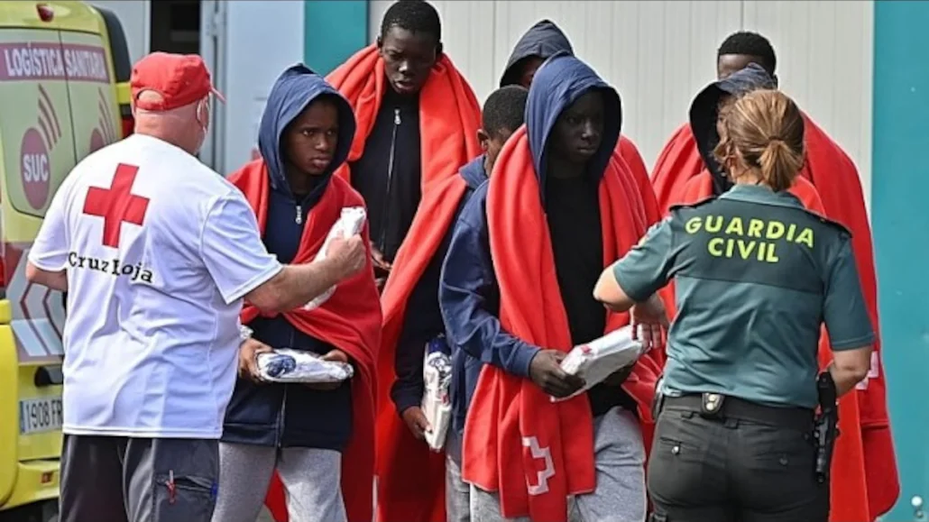 Des migrants reçoivent des couvertures au port de La Restinga, sur l'île canarienne d'El Hierro, le 4 février 2024 | Photo: AP
