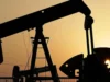 Pétrole: Le baril au-dessus de 100 dollars, l’économie mondiale sous pression Pompes à pétrole en fonctionnement dans les champs pétrolifères désertiques de Sakhir, à Bahreïn, 30 septembre 2015 | Photo / Archives: AP