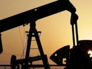 Pétrole: Le baril au-dessus de 100 dollars, l’économie mondiale sous pression Pompes à pétrole en fonctionnement dans les champs pétrolifères désertiques de Sakhir, à Bahreïn, 30 septembre 2015 | Photo / Archives: AP