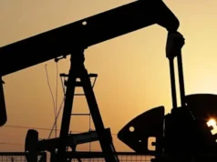 Pétrole: Le baril au-dessus de 100 dollars, l’économie mondiale sous pression Pompes à pétrole en fonctionnement dans les champs pétrolifères désertiques de Sakhir, à Bahreïn, 30 septembre 2015 | Photo / Archives: AP