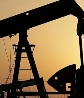 Pétrole: Le baril au-dessus de 100 dollars, l’économie mondiale sous pression Pompes à pétrole en fonctionnement dans les champs pétrolifères désertiques de Sakhir, à Bahreïn, 30 septembre 2015 | Photo / Archives: AP