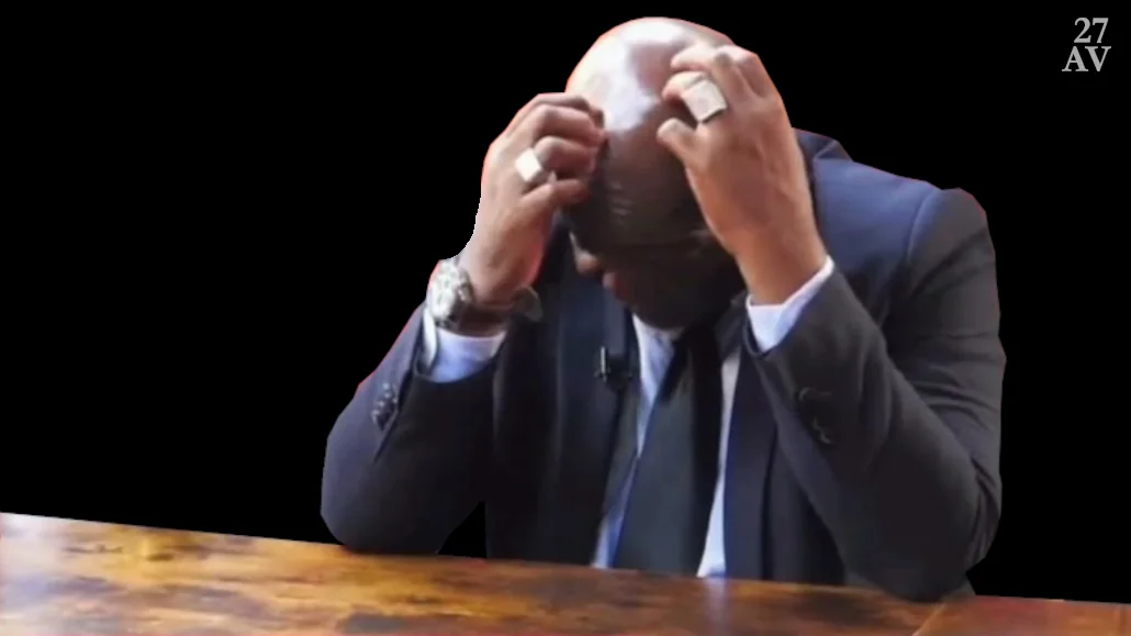 Le sieur Pacôme Yawovi Adjourouvi, sous pression, sous les projecteurs du média Afrik1, incapable de défendre les violences du régime Togolais contre les jeunes en 2025 | Capture d'écran: YT/27AV