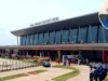 Togo / Incident Sanitaire à l’Aéroport de Lomé: L’Art de Cacher le Soleil avec la Main Aéroport de Lomé. En mortaise, le DG du SALT, le sieur Kanka-Malik Natchaba | Photos: DR; Infog: 27avril.com