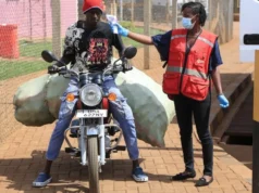 Premier cas d’Ebola enregistré au Nigeria Un agent de santé kenyan prend la température des voyageurs venus d'Ouganda à Busia, au Kenya, le 15 octobre 2026 | Photo: AP