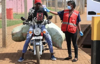 Premier cas d’Ebola enregistré au Nigeria Un agent de santé kenyan prend la température des voyageurs venus d'Ouganda à Busia, au Kenya, le 15 octobre 2026 | Photo: AP