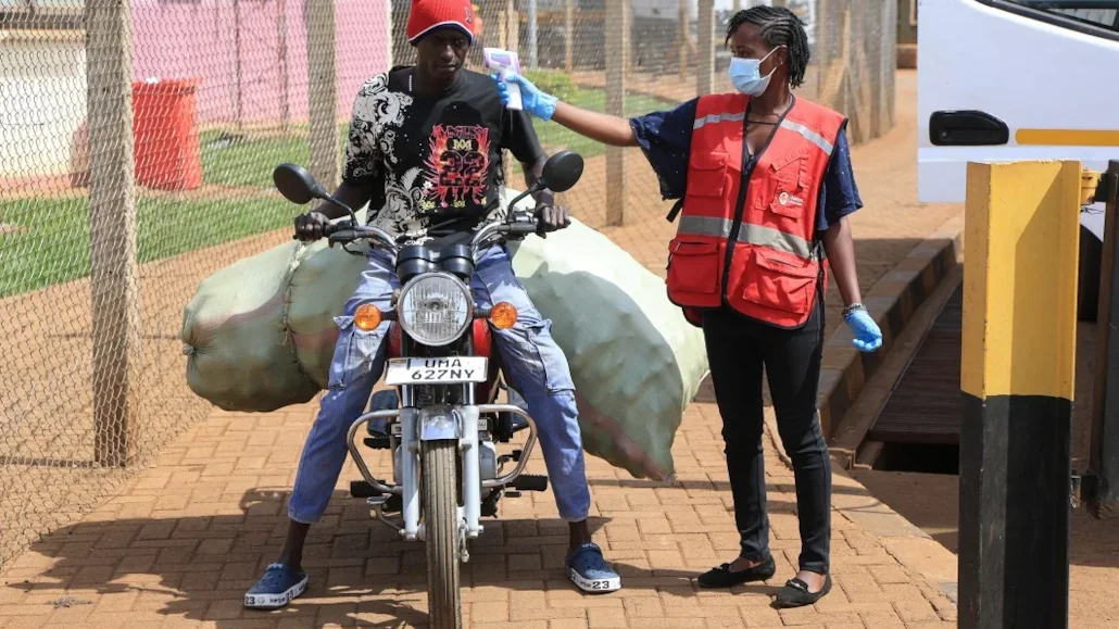 Un agent de santé kenyan prend la température des voyageurs venus d'Ouganda à Busia, au Kenya, le 15 octobre 2026 | Photo: AP