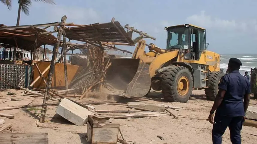 Démolition des installations de commerce informel sur la plage | Photo: DR