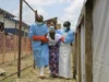 Afrique / Ebola: Plus de 10000 cas confirmés… Des professionnels de santé viennent en aide à une patiente déclarée guérie du virus Ebola à Beni, RDC, le 27 octobre 2026 | Photo: AP