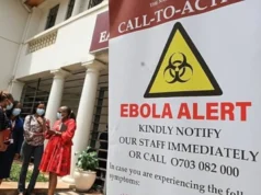 Kenya / Ebola: Premier décès, les autorités veulent éviter une propagation du virus Des professionnels de santé et des responsables se tiennent devant un centre d'isolement dédié au virus Ebola à l'hôpital de Nairobi, au Kenya, ce mercredi 7 octobre 2026 | Photo: AP