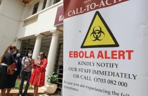 Kenya / Ebola: Premier décès, les autorités veulent éviter une propagation du virus Des professionnels de santé et des responsables se tiennent devant un centre d'isolement dédié au virus Ebola à l'hôpital de Nairobi, au Kenya, ce mercredi 7 octobre 2026 | Photo: AP