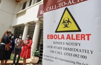 Kenya / Ebola: Premier décès, les autorités veulent éviter une propagation du virus Des professionnels de santé et des responsables se tiennent devant un centre d'isolement dédié au virus Ebola à l'hôpital de Nairobi, au Kenya, ce mercredi 7 octobre 2026 | Photo: AP