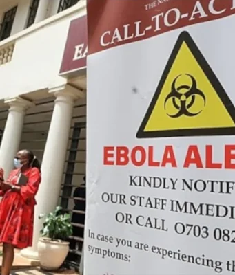 Kenya / Ebola: Premier décès, les autorités veulent éviter une propagation du virus Des professionnels de santé et des responsables se tiennent devant un centre d'isolement dédié au virus Ebola à l'hôpital de Nairobi, au Kenya, ce mercredi 7 octobre 2026 | Photo: AP