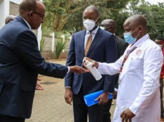 Ebola en RDC: Le bilan s’alourdit avec plus de 9000 cas et 4300 décès Le ministre kenyan de la Santé, Aden Duale, se désinfecte les mains lors d'une visite dans un centre d'isolement dédié à Ebola à l'hôpital de Nairobi, au Kenya, le 7 oct 2026 | Photo: AP