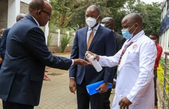 Ebola en RDC: Le bilan s’alourdit avec plus de 9000 cas et 4300 décès Le ministre kenyan de la Santé, Aden Duale, se désinfecte les mains lors d'une visite dans un centre d'isolement dédié à Ebola à l'hôpital de Nairobi, au Kenya, le 7 oct 2026 | Photo: AP