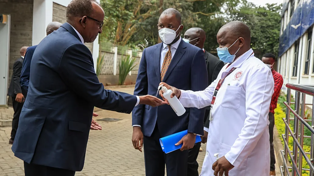 Le ministre kenyan de la Santé, Aden Duale, se désinfecte les mains lors d'une visite dans un centre d'isolement dédié à Ebola à l'hôpital de Nairobi, au Kenya, le 7 oct 2026 | Photo: AP
