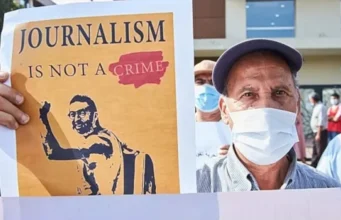 Égypte: Appel international à la libération des journalistes de Matsadaash Un manifestant, à Casablanca, au Maroc, le 22 septembre 2020, lors de la première journée d'audience du journaliste et militant Omar Radi | Photo: Abdeljalil Bounhar / AP