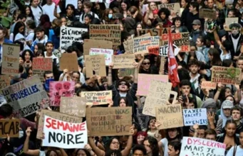 Mouvement des Lycéens en France: Et si c’était au Togo? Haut: Manif des lycéens en France. Bas: les élèves Togolais Anselme Sinandare et Douti Sinalengue assassinés par le régime de Faure Gnassingé lors de manifs pacifiques des élèves au Togo | Infog: LeCorrecteur.tg