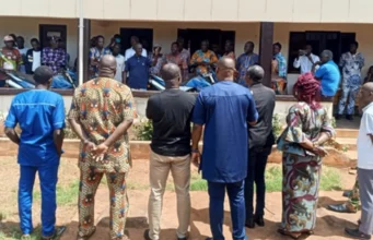 Lac Togo / Vo 2: Après 3 morts par noyade et une quatrième personne sauvée de justesse, les populations en colère, exigent l’arrêt du dragage et de l’extraction de sable par l’entreprise chinoise Rencontre entre la population et le maire de la commune Vo 2 | Photo: DR / LeCorrecteur.tg