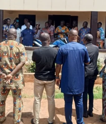 Lac Togo / Vo 2: Après 3 morts par noyade et une quatrième personne sauvée de justesse, les populations en colère, exigent l’arrêt du dragage et de l’extraction de sable par l’entreprise chinoise Rencontre entre la population et le maire de la commune Vo 2 | Photo: DR / LeCorrecteur.tg