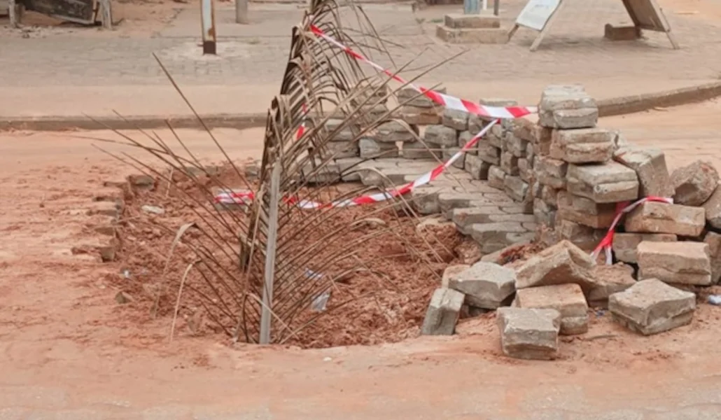 Un trou non réparé une route pavée | Photo: DR